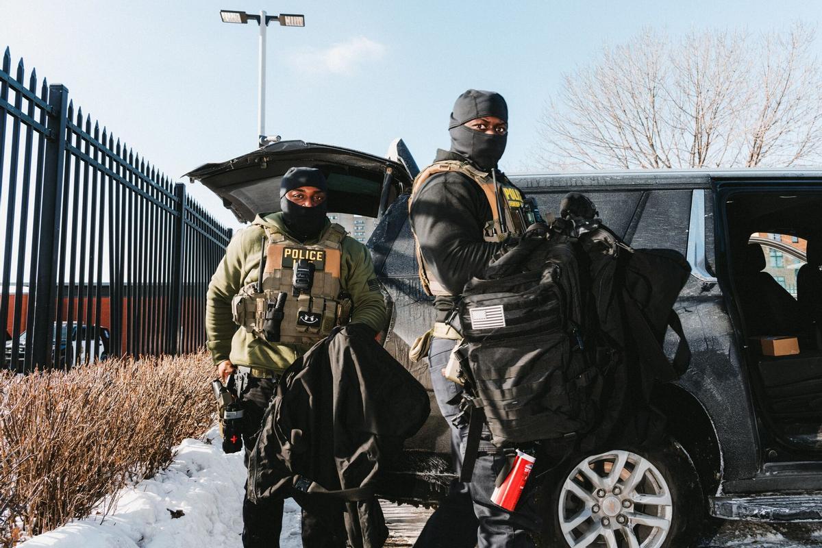 Agentes del ICE, en uno de los estacionamiento en Minneapolis,  EE. UU, el viernes 23 de enero de 2026