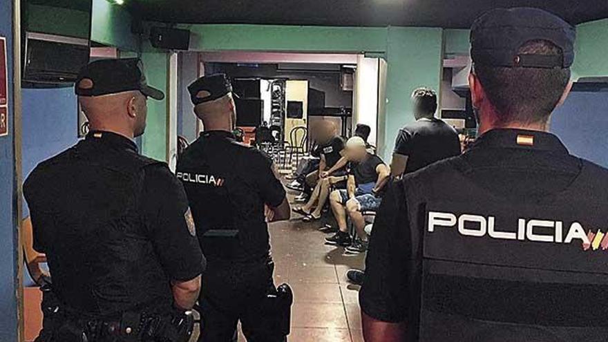 Agentes de PolicÃ­a, durante una de las redadas en un bar de Palma.