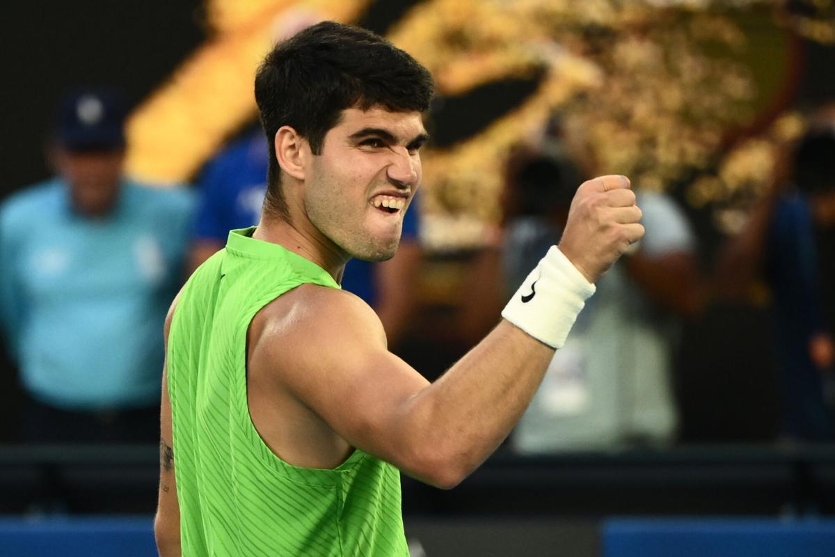 Carlos Alcaraz celebra la victoria frente a Alexander Zverev en semifinales del Australian Open.