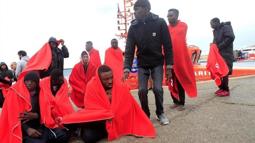 Tres inmigrantes muertos al volcar una patera en el Estrecho