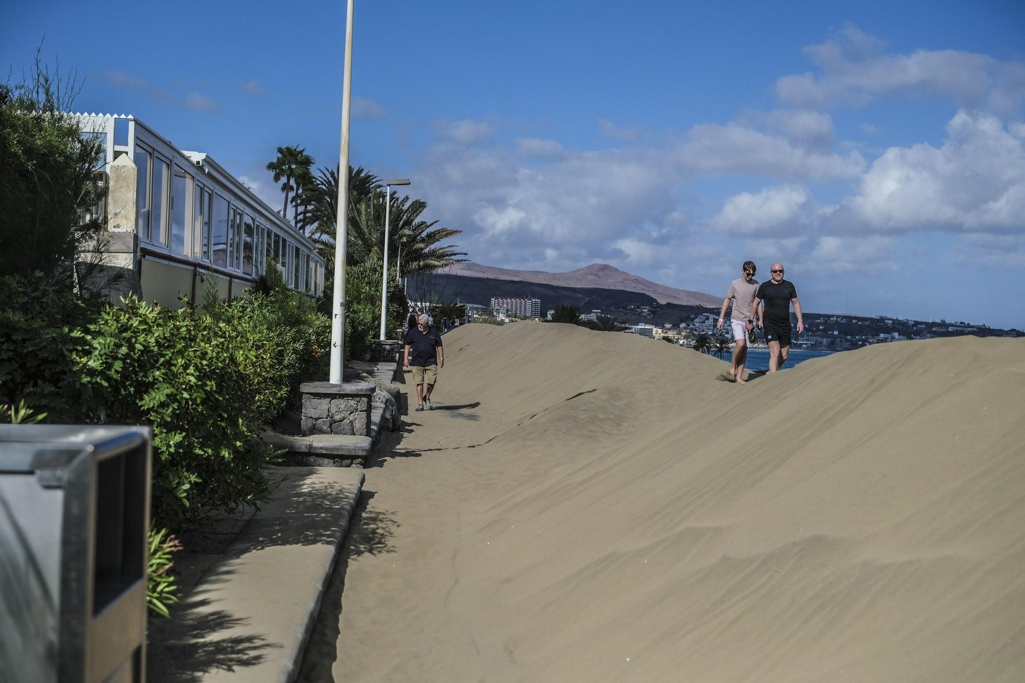 Las dunas de Maspalomas 'se comen' el paseo de Playa del Inglés