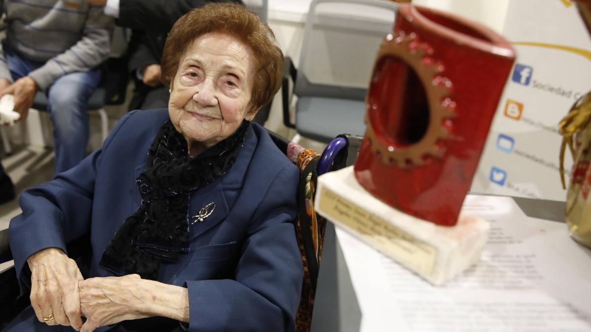 Ángeles Flórez Peón, "Maricuela", durante un homenaje en la sede de la Sociedad Cultural Gijonesa.