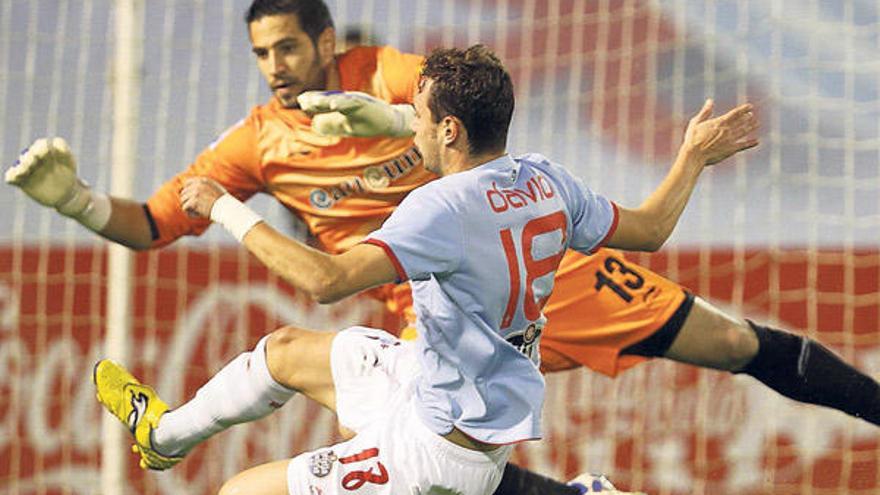 David se lanza en busca de un balón ante Casilla en una de las llegadas peligrosas del Celta. // Ricardo Grobas