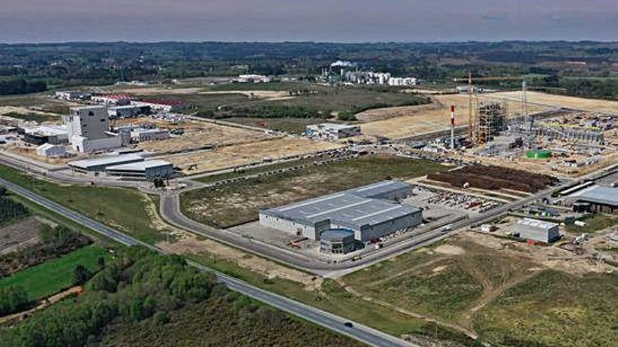 Vista del polígono de Teixeiro con la nueva planta de leche y de biomasa en obras.