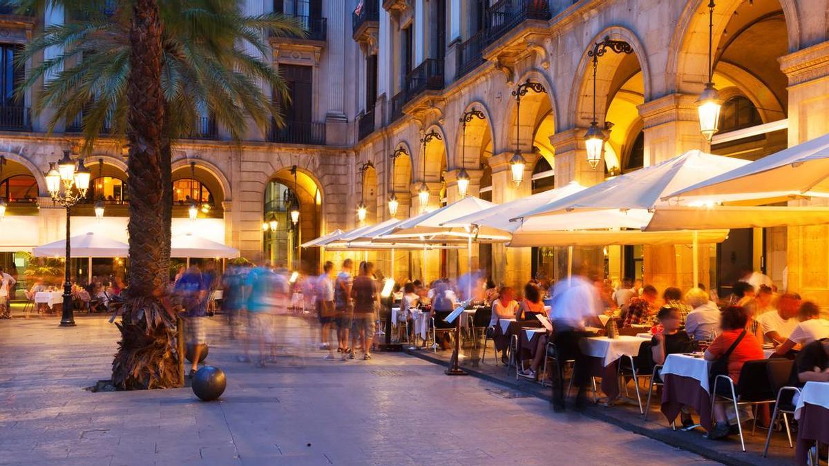 Vistas de un restaurante en la  Placa Reial de Barcelona.