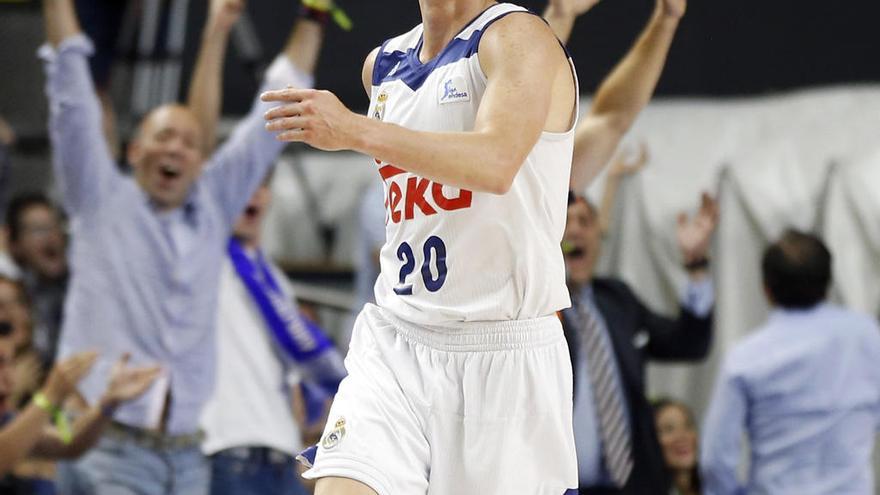 El escolta del Real Madrid Jaycee Carroll el verdugo del Unicaja a lo grande. Tuvo un segundo cuarto espectacular, tras anotar 21 puntos con cuatro tiples consecutivos. Un parcial que habría que tirar de hemeroteca para recordar algo igual. Y luego siguió sumando para marcharse a los 29 puntos con ocho de once intentos en tiros de tres. Carroll se vistió ayer de Sergio Llull para amargar la noche al Unicaja.