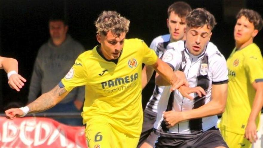 El mediocentro Gerard Hernández, en un lance del partido entre el Cartagena y el Villarreal.