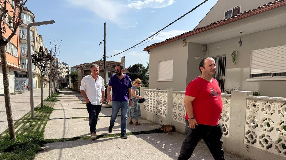 Visita de Rafa Domínguez al barrio de A Santiña renovado.
