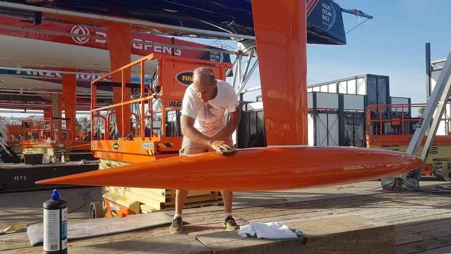 El moañés trabajando en la embarcación en el puerto de Lisboa.