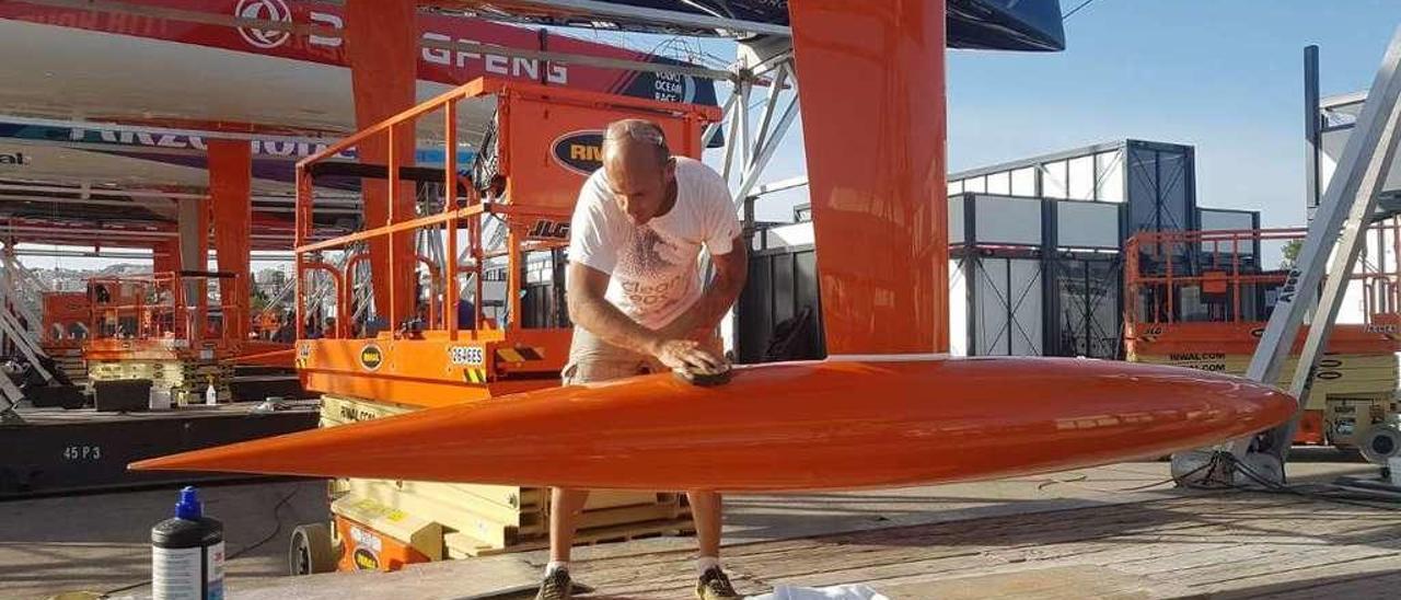 El moañés trabajando en la embarcación en el puerto de Lisboa.