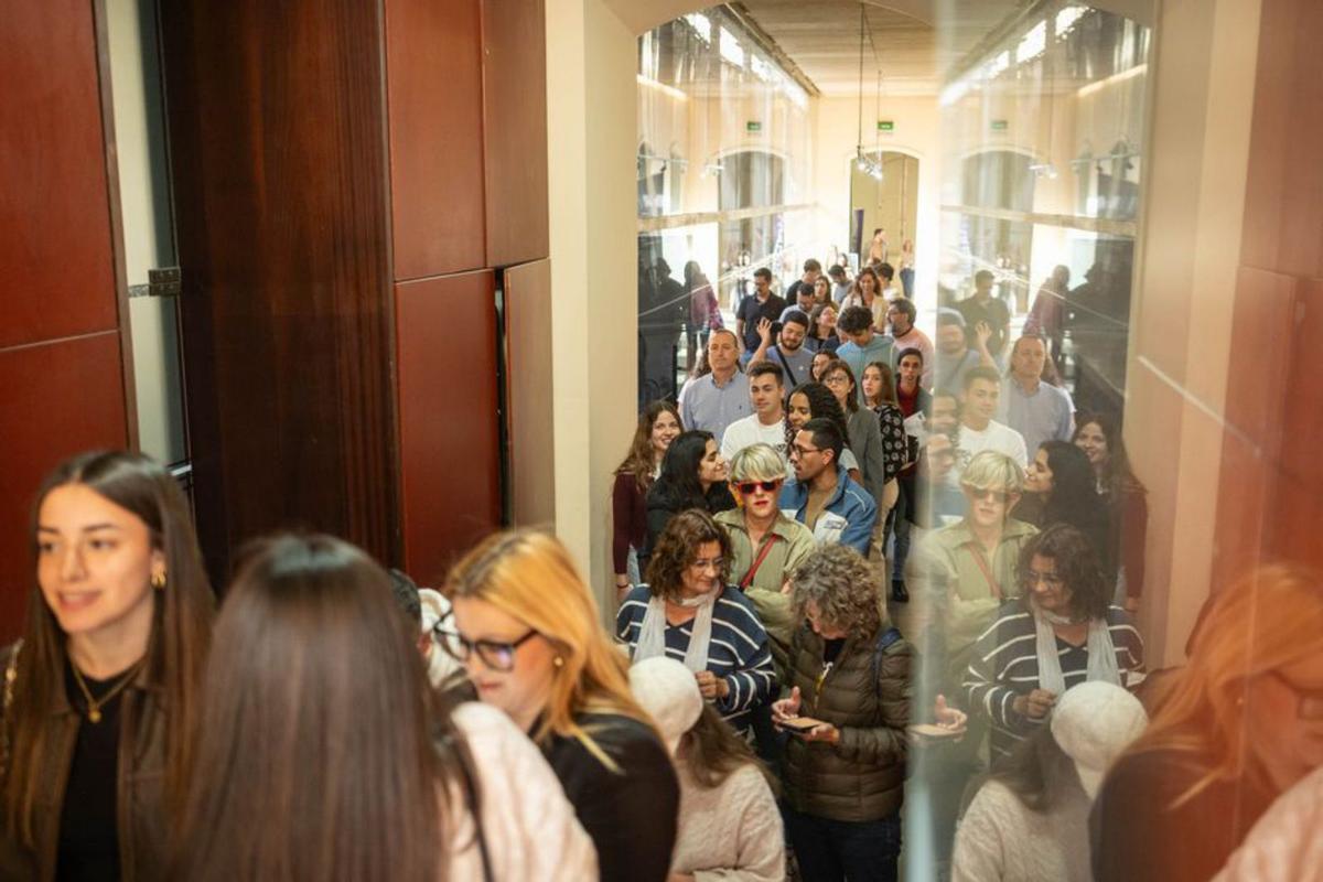 El público esperando para entrar al evento. | ANDRÉS GUTIÉRREZ