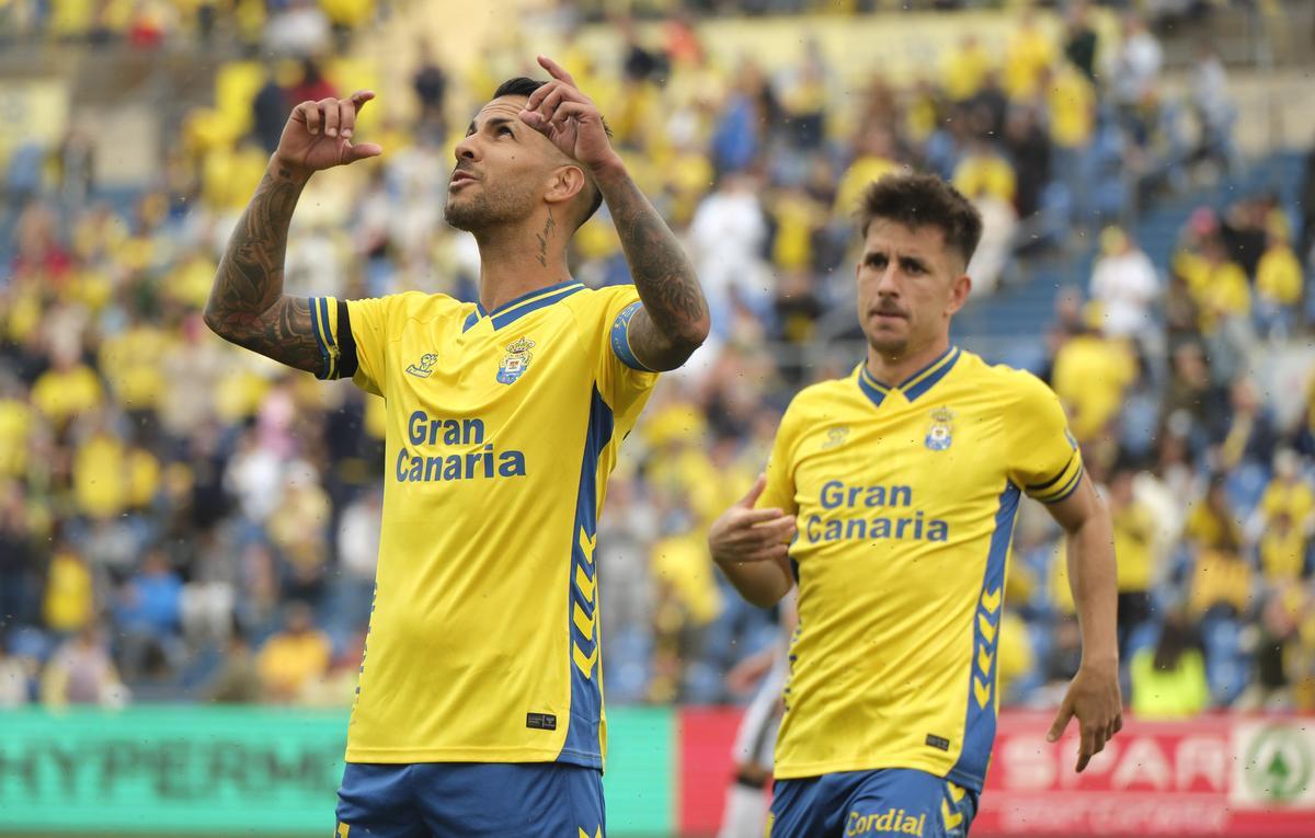 Viera mira al cielo tras romper su sequía, con Fuster en segundo plano.