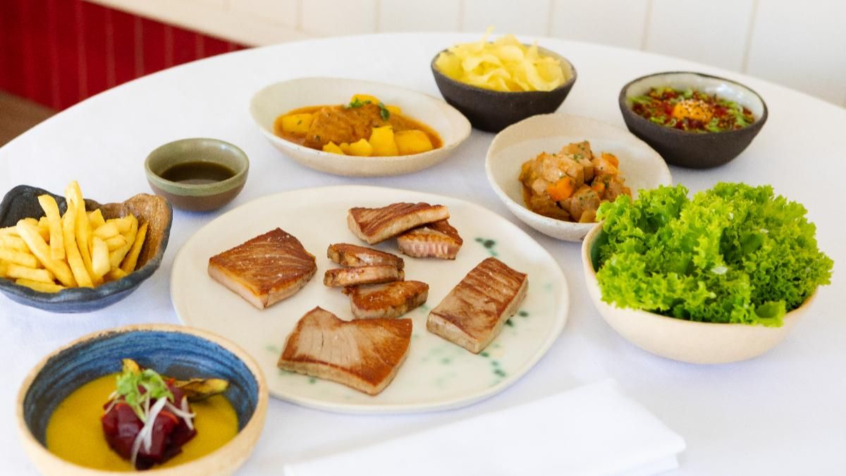 Platos de atún de la carta especial del chef Dani García.
