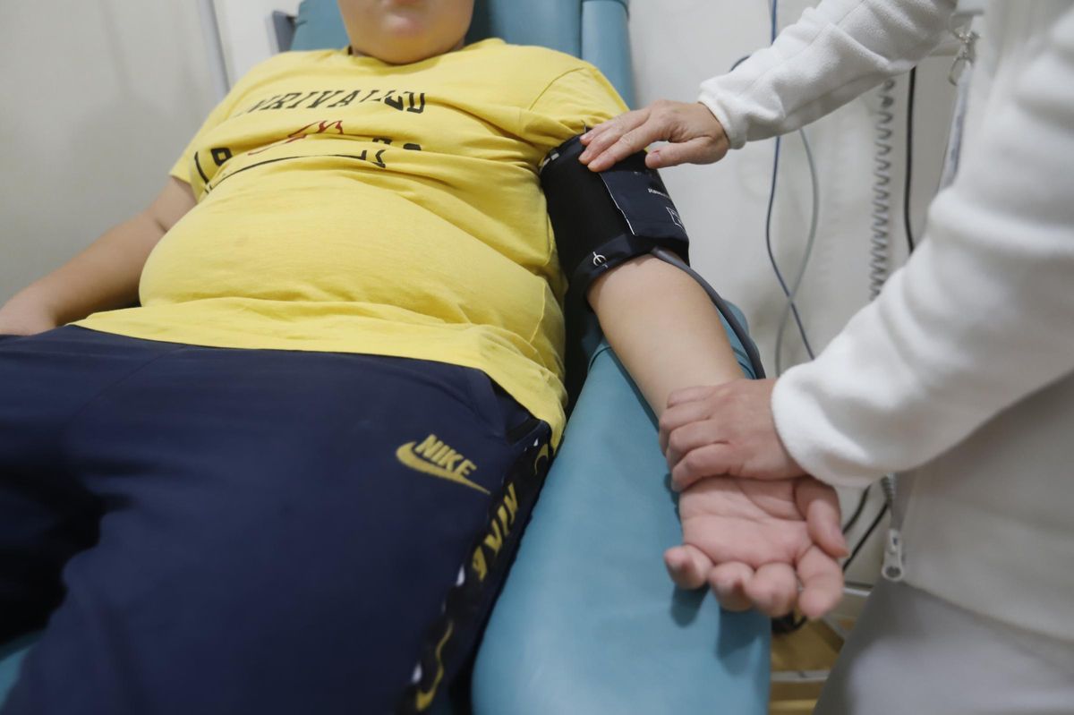 Medición del índice de masa corporal en un menor.