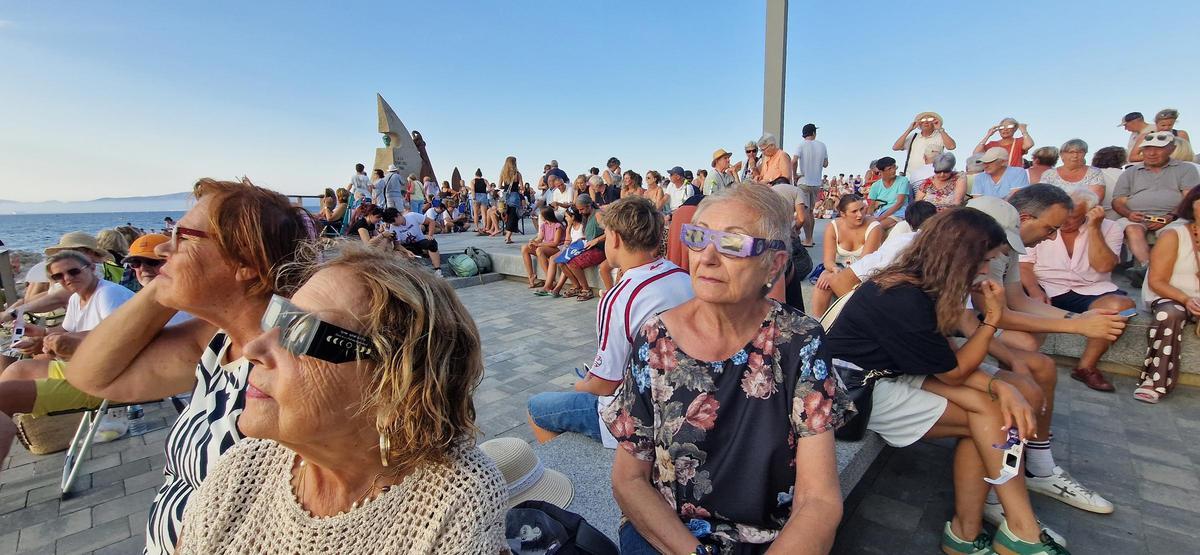 El públic mirant a ponent des de la riba de l'Escala El públic mirant a ponent des de la riba de l'Escala