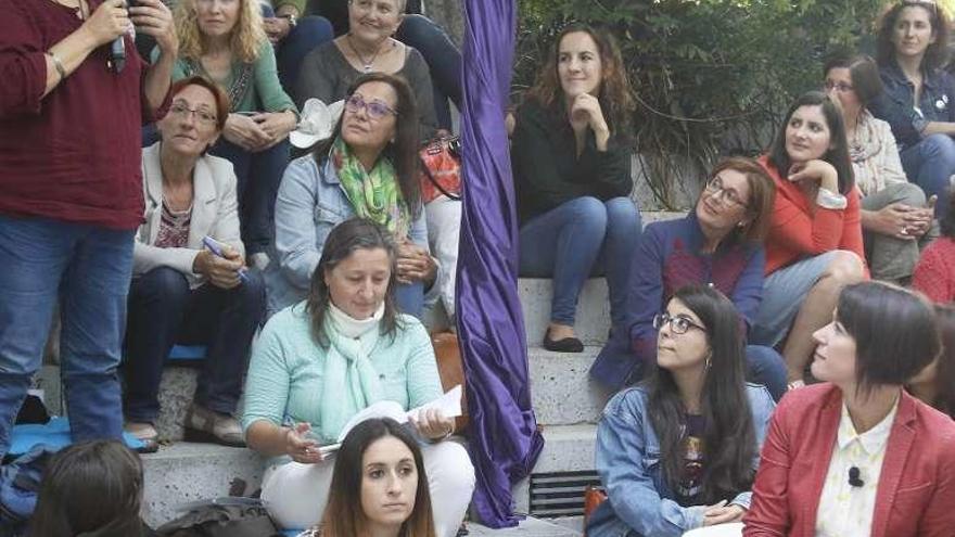 Pontón, a la dcha., escucha a una de las mujeres ayer en Vigo. // A. Villar