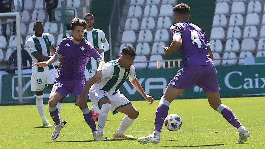 Partido entre el Córdoba CF y el Real Betis Deportivo en El Arcángel.