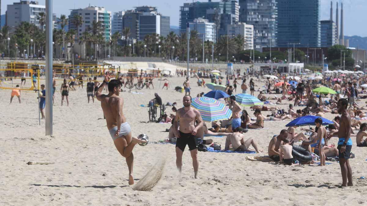 Ambiente en la playa del Bogatell, en Barcelona