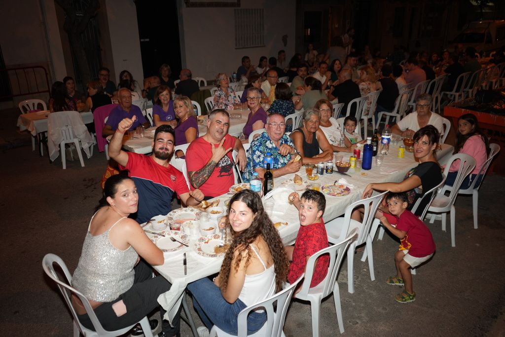 Búscate en las cenas populares en barrios Vila-real de este sábado