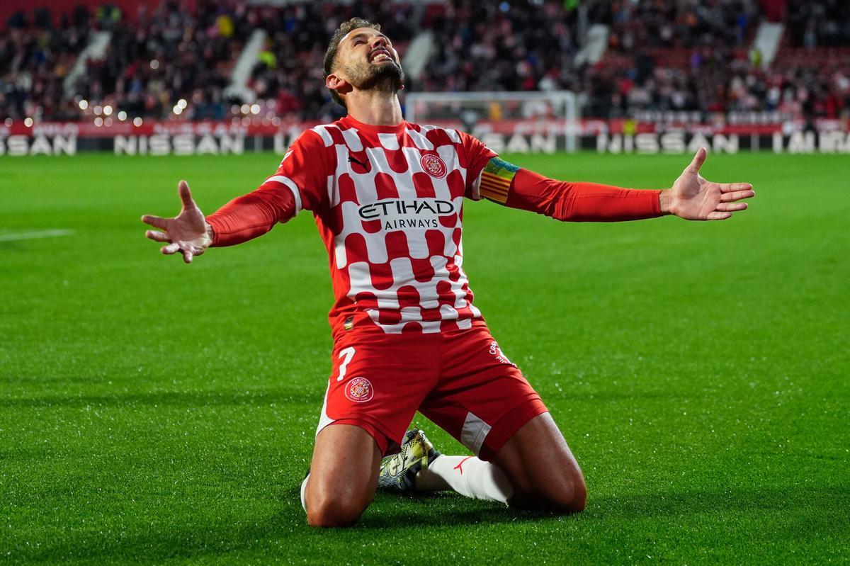 GIRONA, 05/05/2025.- El delantero del Girona Cristhian Stuani celebra tras marcar ante el Mallorca, durante el partido de LaLiga de fútbol que Girona FC y Real Mallorca disputan este lunes en el estadio de Montilivi. EFE/Siu Wu