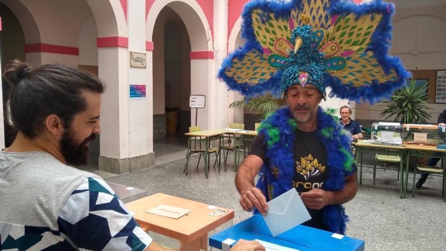 Un vecino de Tapia acude a votar disfrazado de pavo real