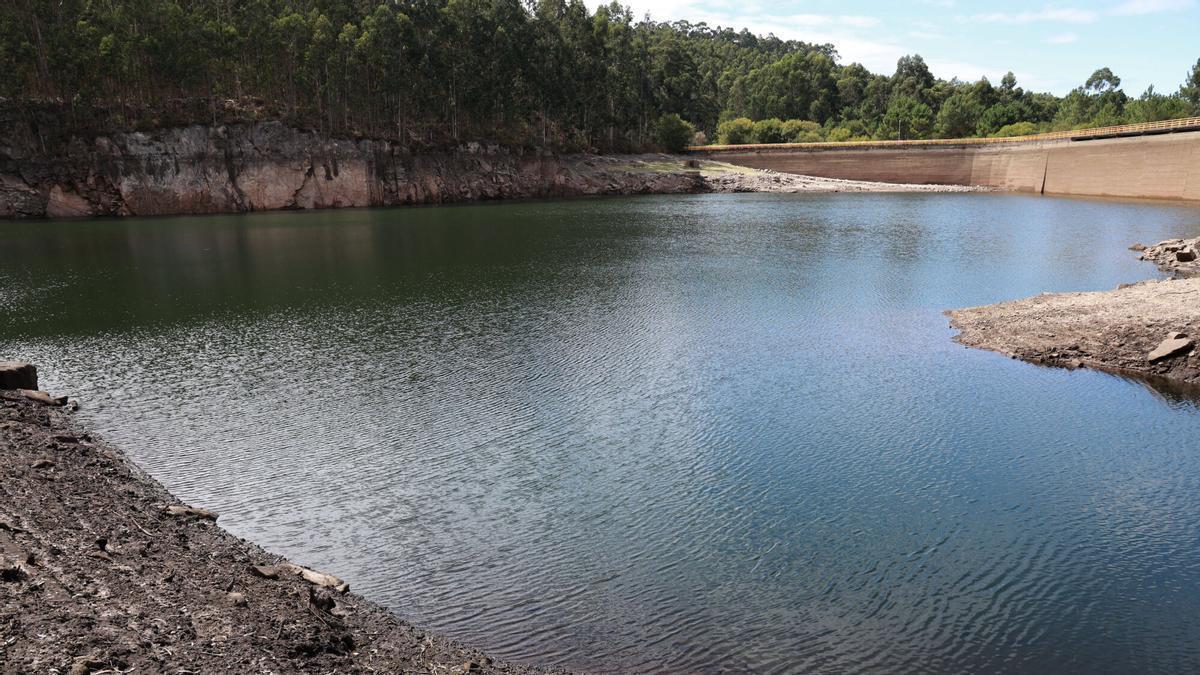 El embalse de Baíña, ayer, tras caer a menos de la mitad de su capacidad.