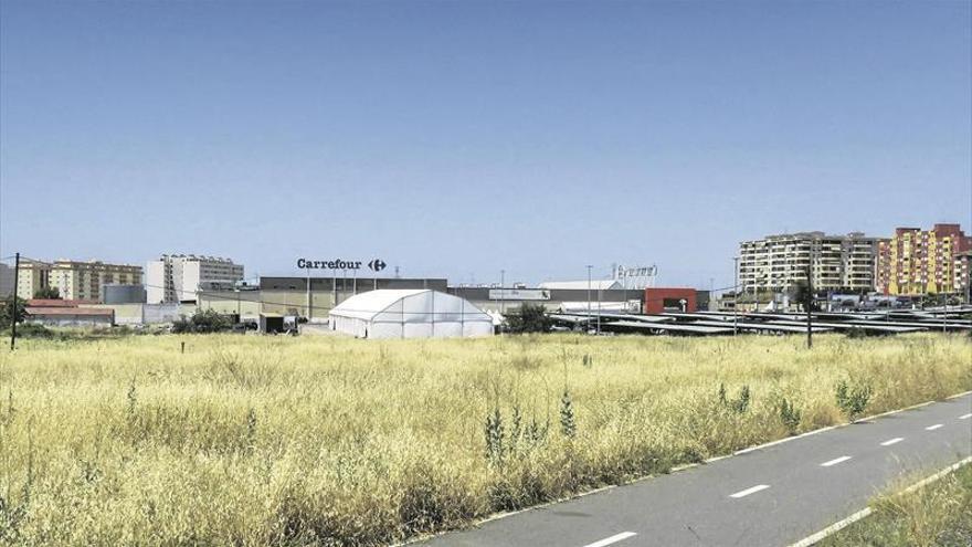 El parque empresarial de medianas superficies comerciales de Cáceres se atasca