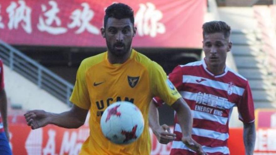 Arturo controla el balón en el partido