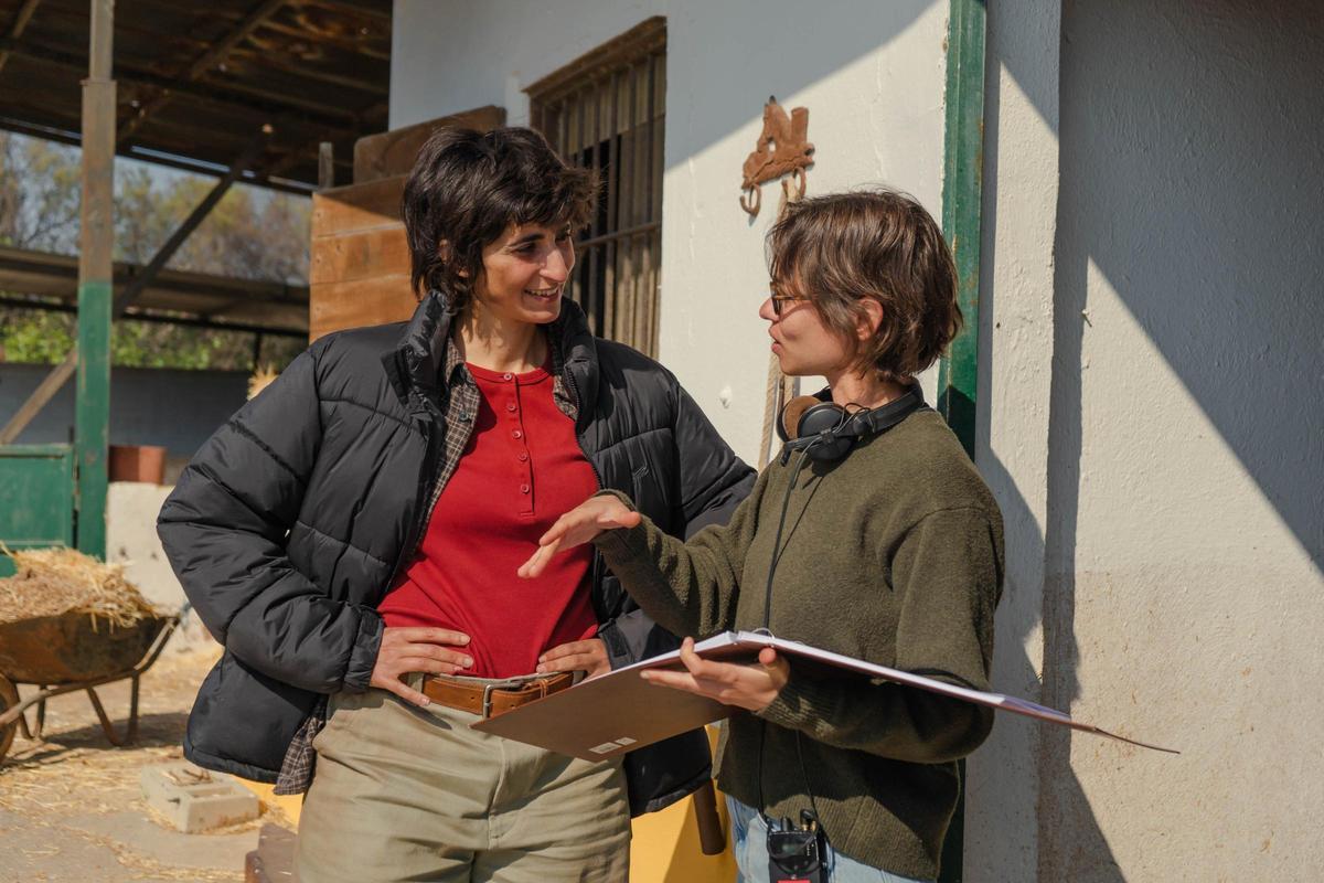 Alba Flores y Lucía Casañ Rodríguez durante un momento del rodaje en una granja junto a l'Albufera.