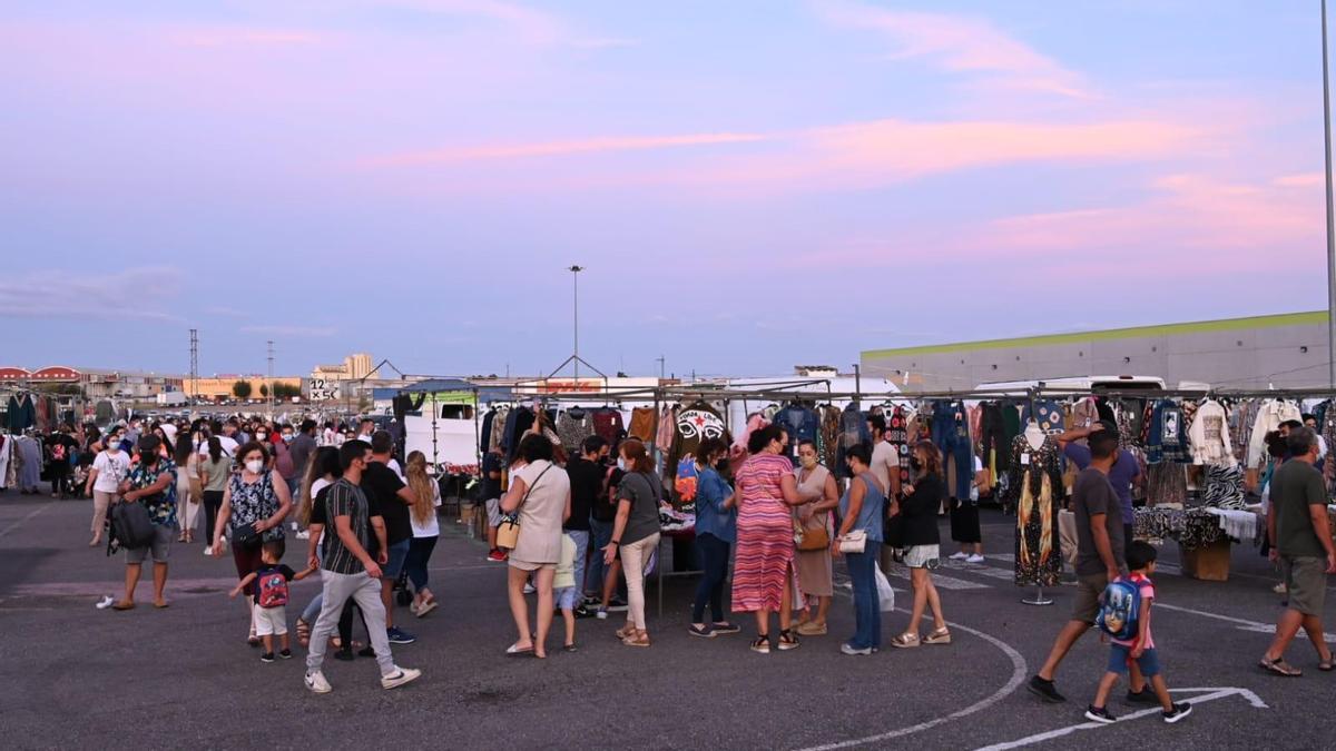 El público en el mercadillo nocturno, que se celebró anoche en el recinto del polígono industrial.