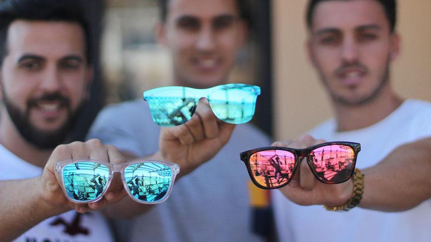 De izquierda a derecha, Ibrahim Zammou, Jorge Ayala y Samuel Serrano, con algunos de sus modelos de gafas de sol.