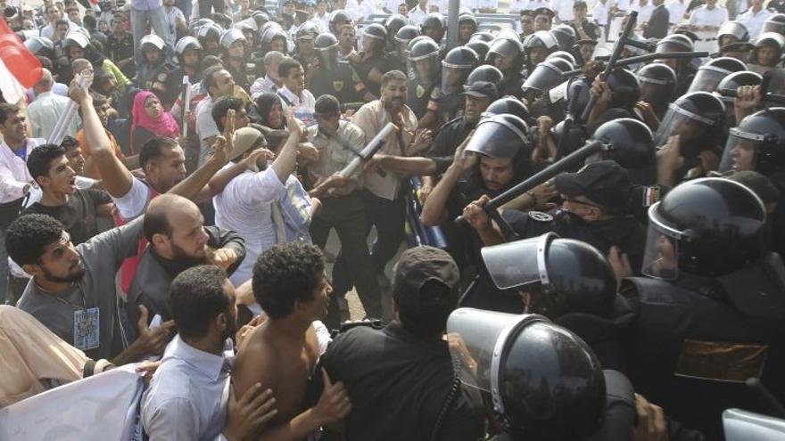 La policía egipcia carga contra opositores a Mubarak a las puertas del tribunal