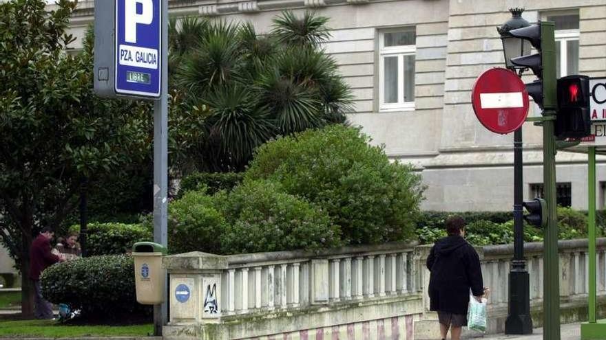 Entrada al aparcamiento subterráneo de la plaza de Galicia.