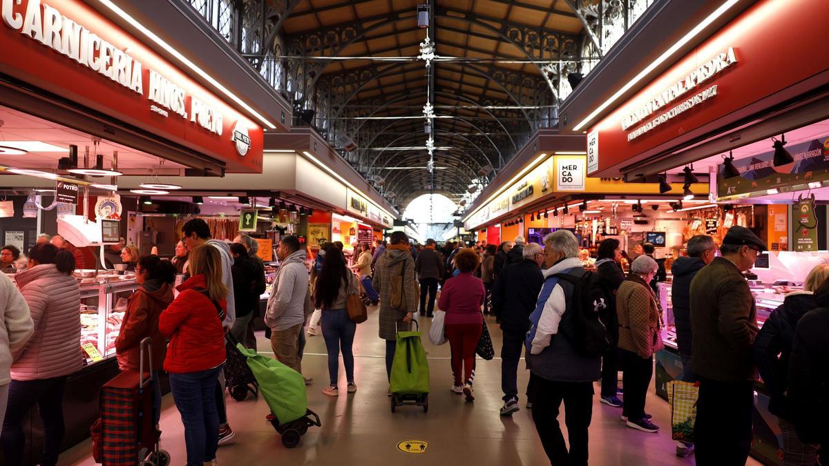 El adelanto de las compras navideñas se nota en el Mercado Central de Zaragoza, donde ayer se vivió una jornada de más ajetreo, acorde con estas fechas.