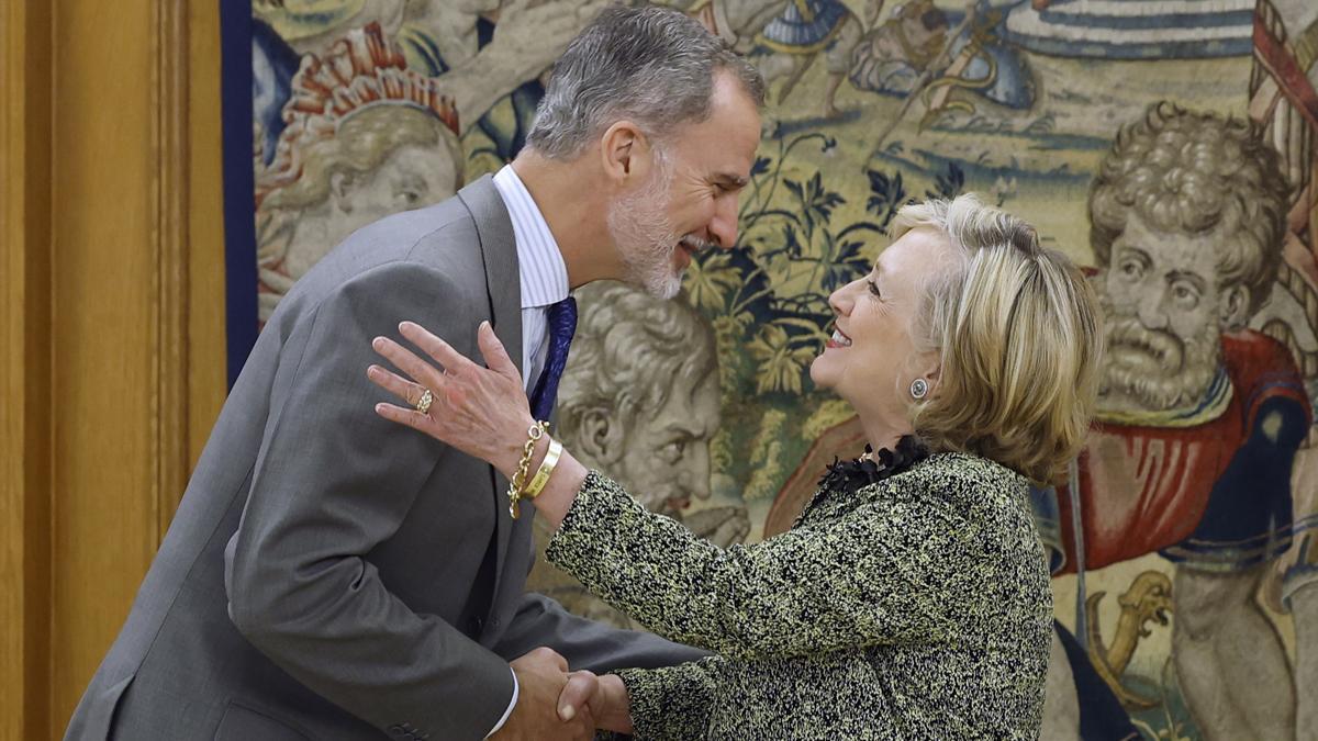 Felipe VI se reúne con Hillary Clinton en la Zarzuela