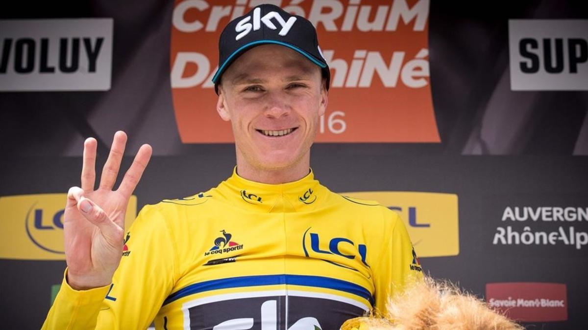 Chris Froome celebra en el podio su tercer triunfo absoluto en el Dauphiné.