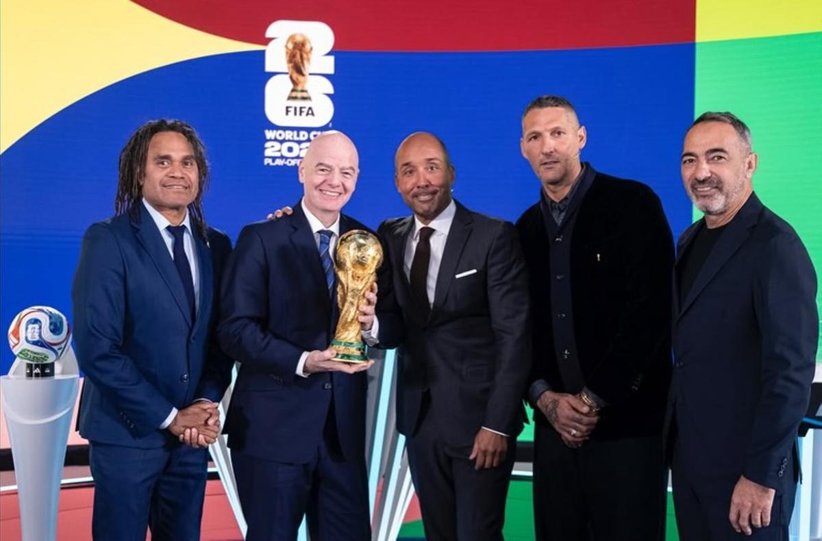 Dahlin, junto a Infantino, presidente de la FIFA, y los exfutbolistas Djorkaeff, Materazzi y Karembeu en una imagen del actual Mundial.