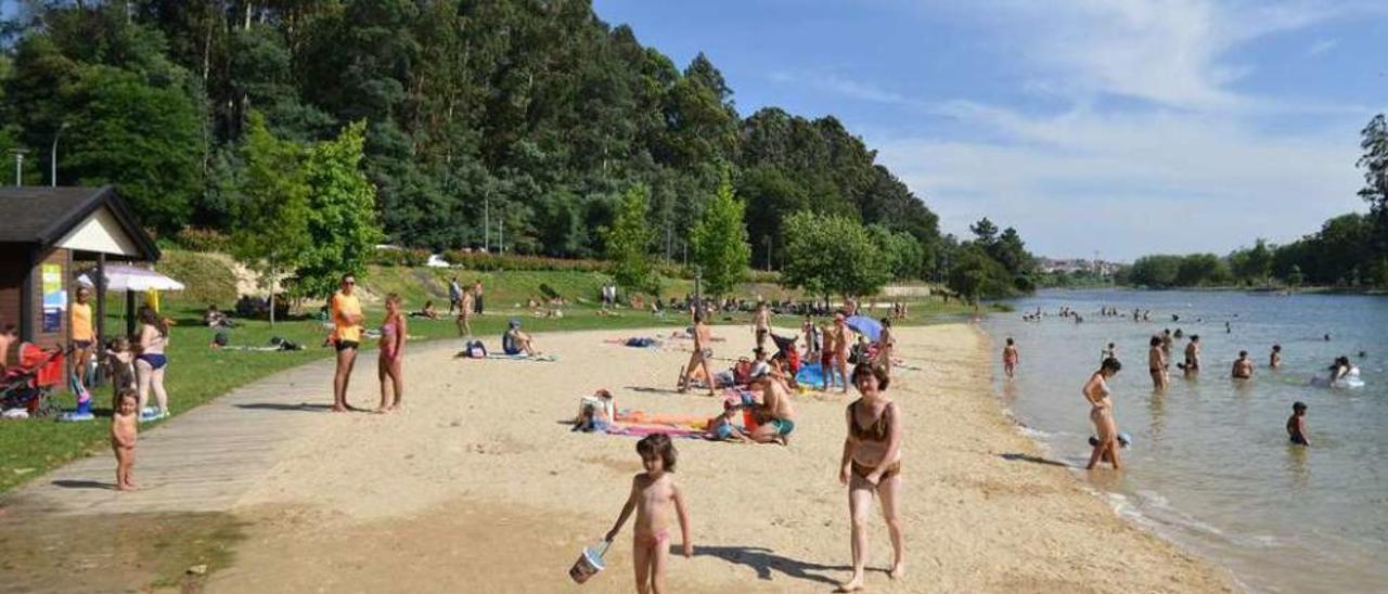 Usuarios de la playa fluvial del Lérez, este verano. // G. Santos