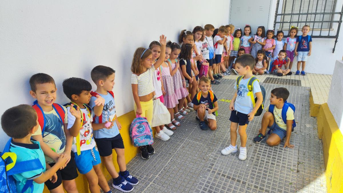 Alumnos de Infantil, antes de entrar a clase.