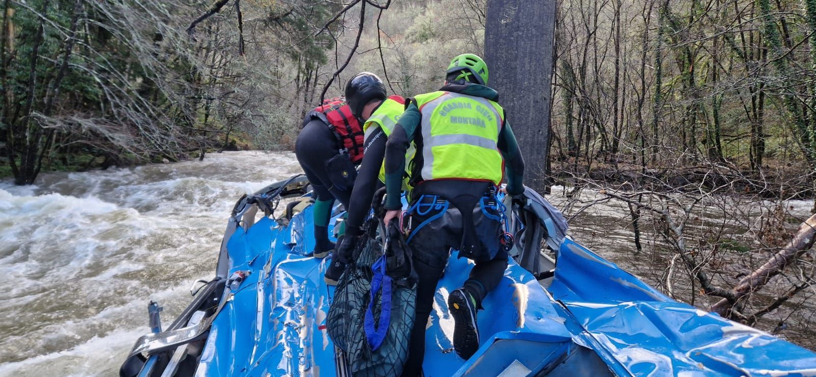 Operativo de búsqueda y rescate tras caer un autobús de pasajeros al río Lérez