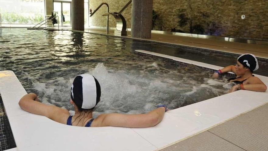 Dos usuarias, relajándose en una de las piscinas del spa de Felechosa.