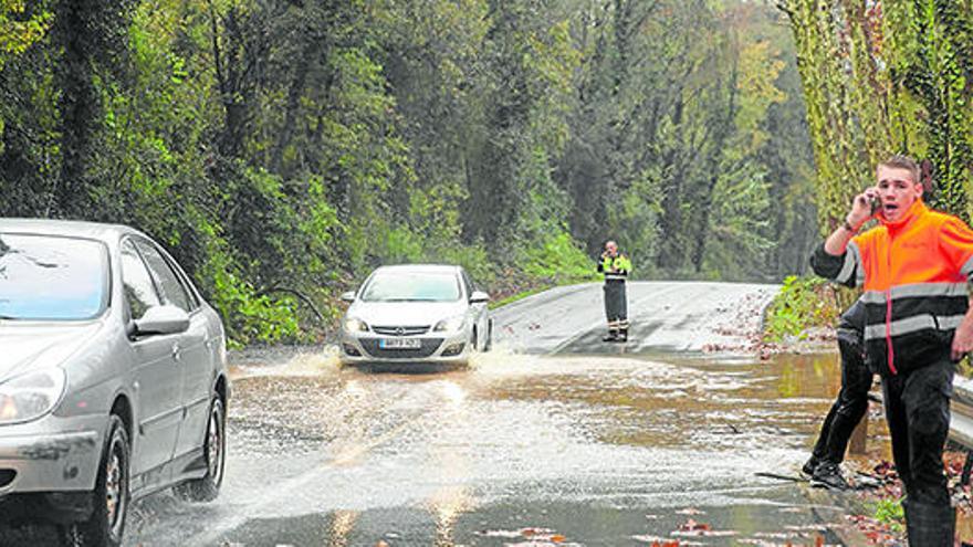 Trens aturats i carreteres tallades per inundacions i despreniments de roques