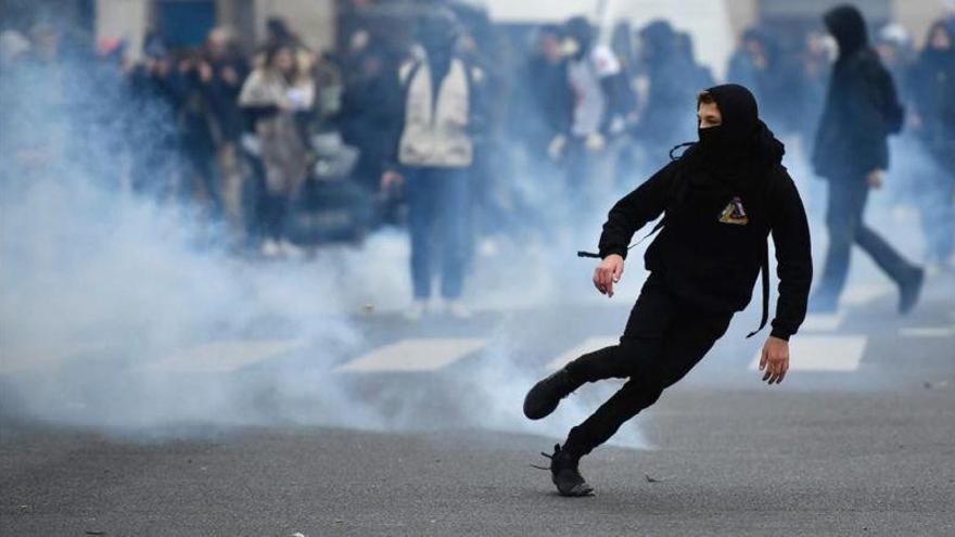 Incidentes al término de una manifestación estudiantil en París contra la violencia policial