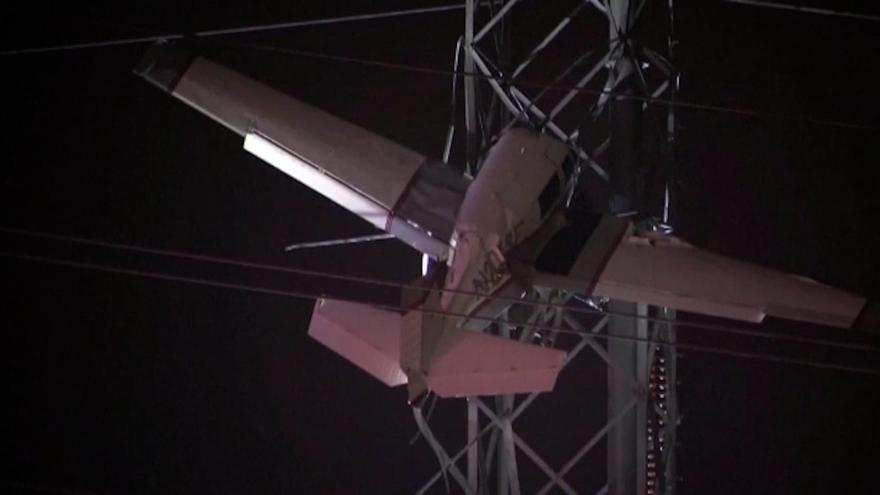 Una avioneta se estrella contra unas líneas eléctricas.