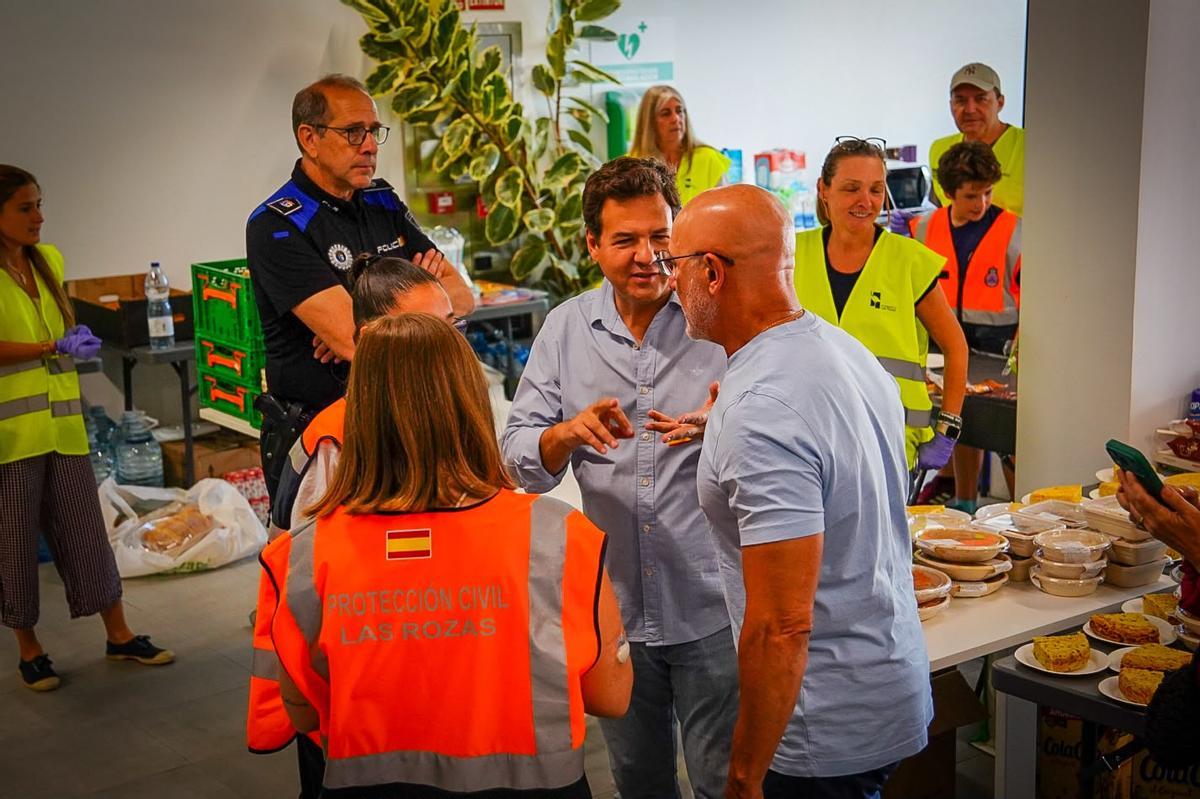 Luis de la Fuente visita por sorpresa a los vecinos desalojados por los incendios en Las Rozas.