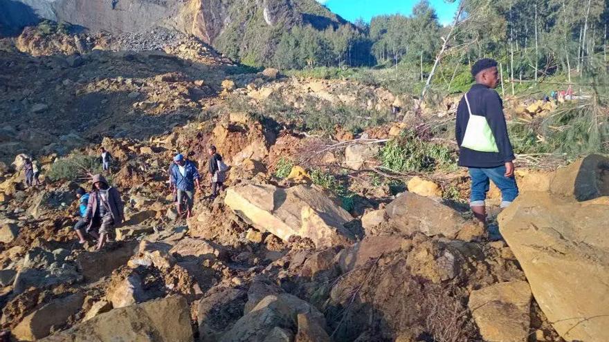 Papúa busca supervivientes del alud que estima que ha enterrado a más de 2.000 personas