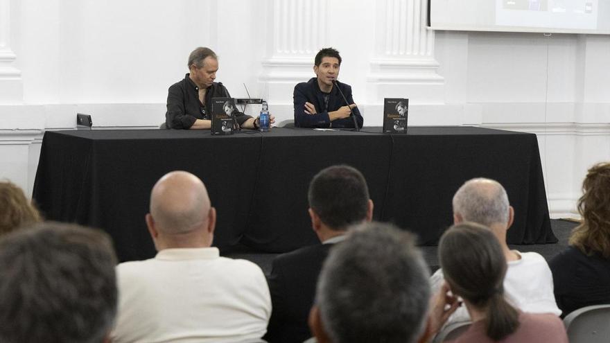 El libro de Alberola sobre Raimon llena la Casa de la Cultura de Xàtiva