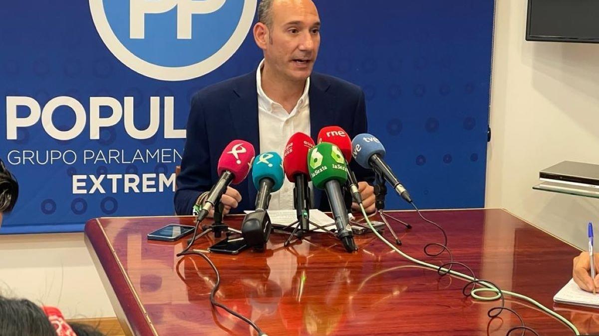 El portavoz adjunto del Grupo Parlamentario Popular, José Ángel Sánchez Juliá, en rueda de prensa en Mérida.