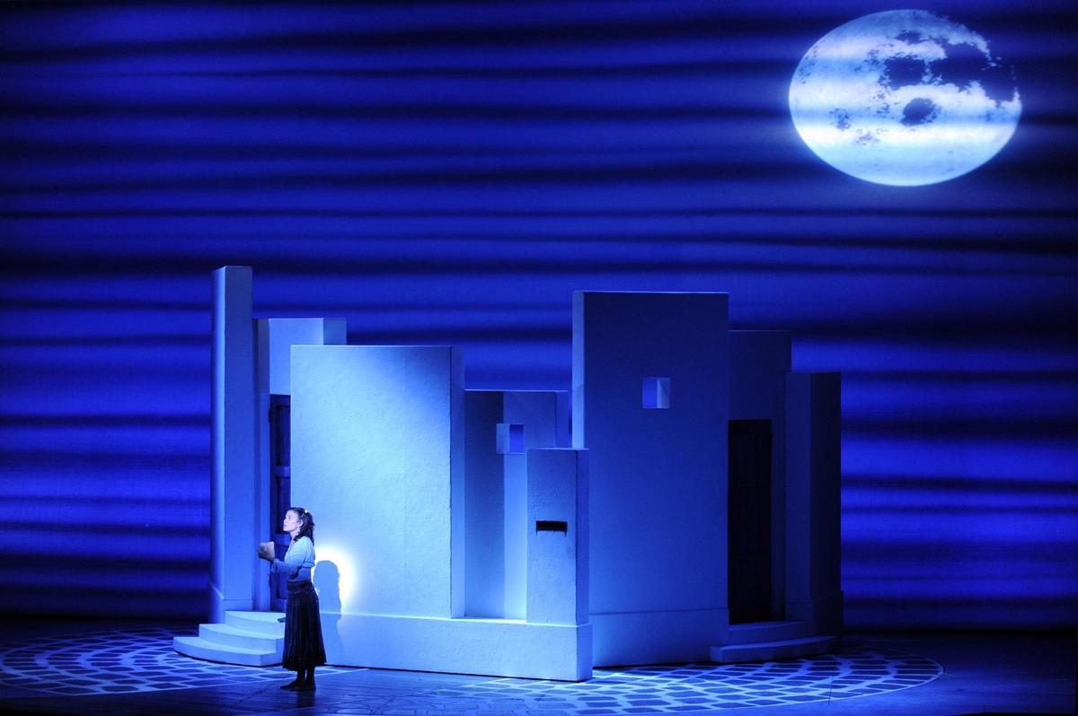 Blau mariner, traços horitzontals i volums rectangulars en l'escenografia del 2011 a Manresa