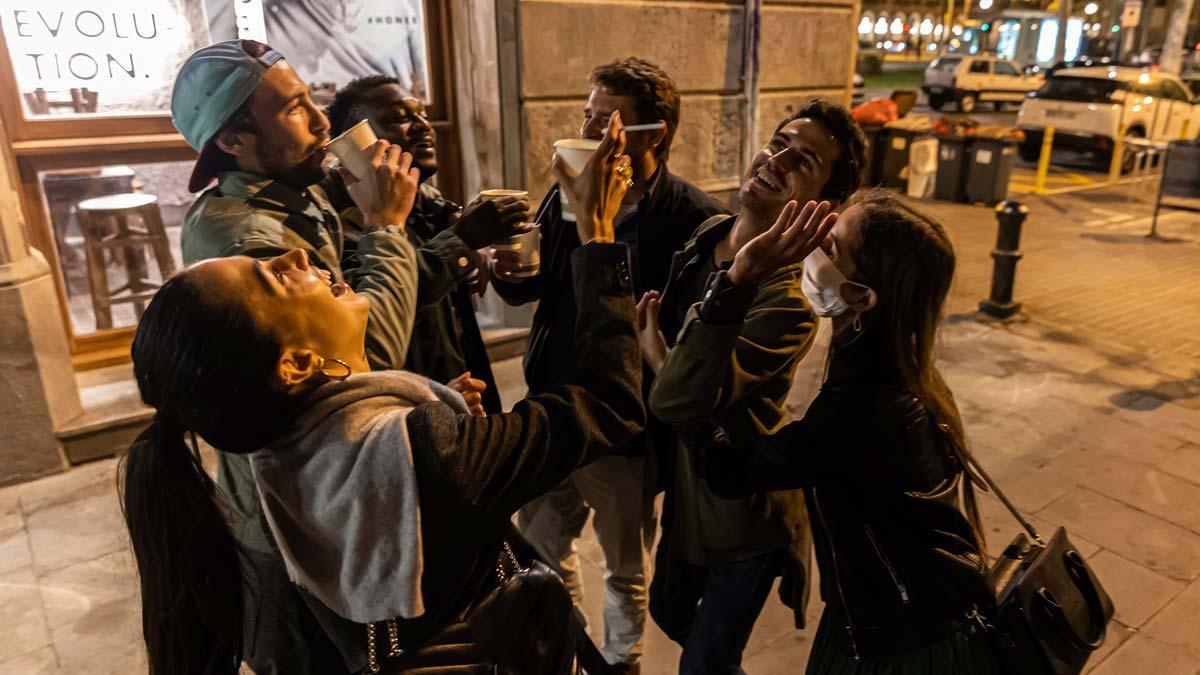 Turistas de botellón en el Born, el 21 de mayo del 2021